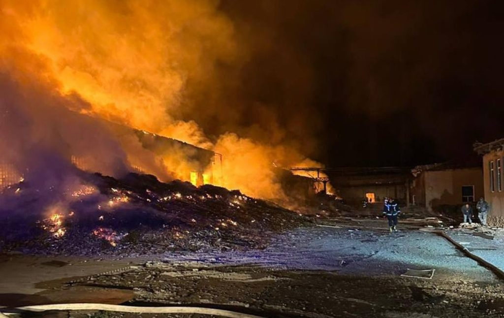 Пожежа на виробництві після обстрілу